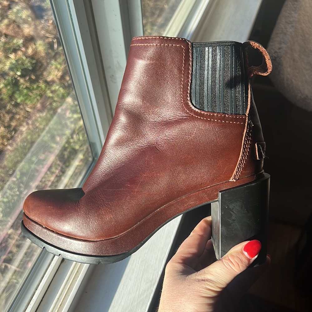 Real leather brown Sorel platform booties